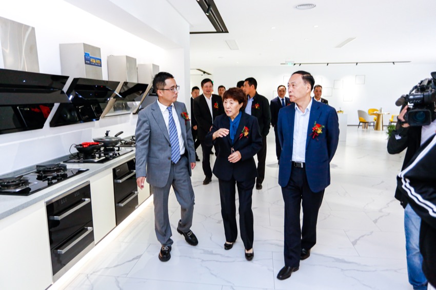 石理事长在浙派公司董事长王俊、嵊州市厨具协会秘书长张晓钟的陪同下参观浙派新营销中心产品展示厅.jpg
