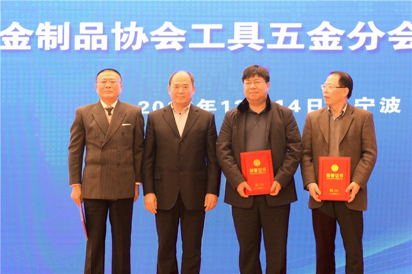 朱文江（左一）、朱剑峰（左三）、周继华（左四）当选执行会长.jpg