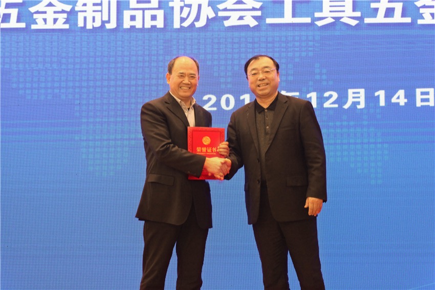 2张东立执行理事长为于性江会长（左）颁发证书.jpg