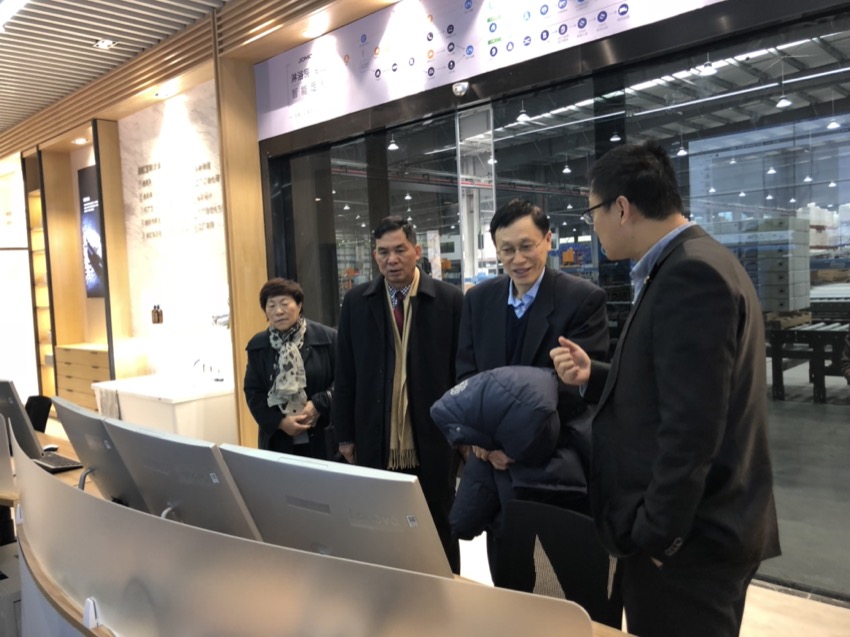 技术人员介绍从客户端到工厂端的C2F系统.jpg